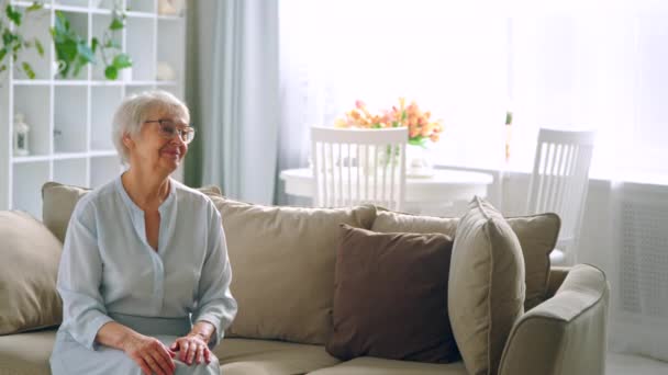 Ragazza sorridente dà fiori alla madre anziana — Video Stock