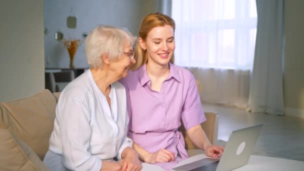 Mladá dcera a starší matka mluví s rodinou na online konferenci — Stock video