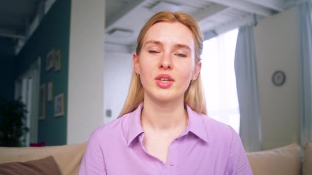Привлекательная девушка делает видео чат для дистанционного общения — стоковое видео