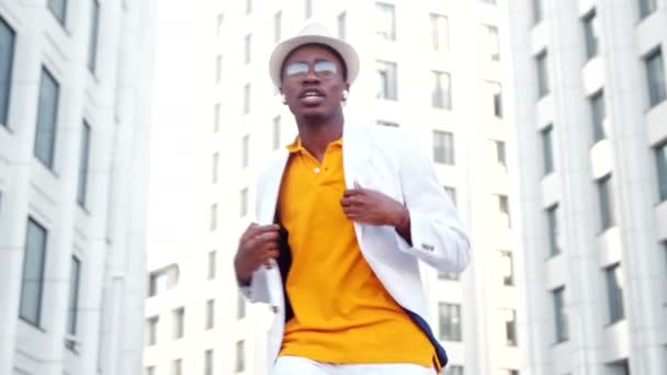 Zkušený afroamerický tanečník chlap vystupuje na ulici — Stock video