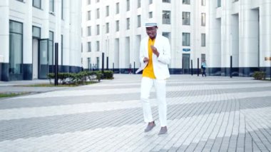 Takım elbiseli ve şapkalı profesyonel Afrikalı Amerikalı dansçı.