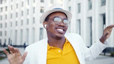 Profesyonel Afrikalı Amerikalı sanatçı gülümseyip dans ediyor.