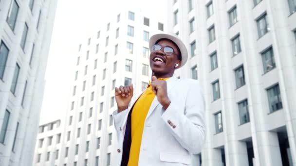 Inspirado actor negro baila y canta en la plaza de la ciudad — Vídeo de stock