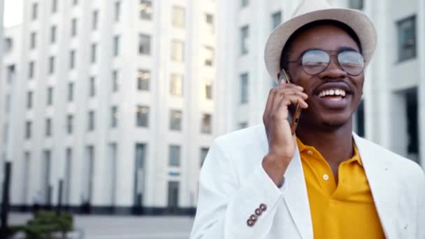 Uomo d'affari afroamericano in abito bianco e cappello fedora — Video Stock