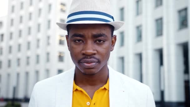 Homem afro-americano em branco clássico terno parece em linha reta — Vídeo de Stock