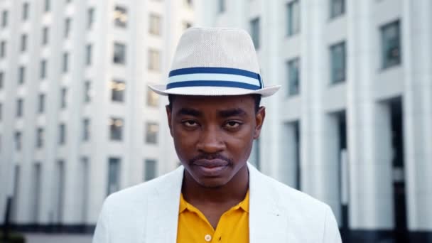 Sério afro-americano cara no chapéu fedora parece em linha reta — Vídeo de Stock