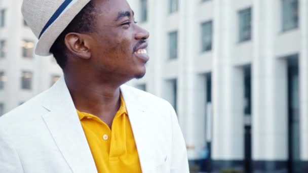 Homem afro-americano em branco terno clássico olha ao redor — Vídeo de Stock