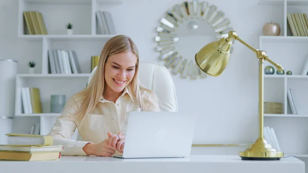 Bella donna sorridente che comunica in diretta video usando il computer — Foto Stock