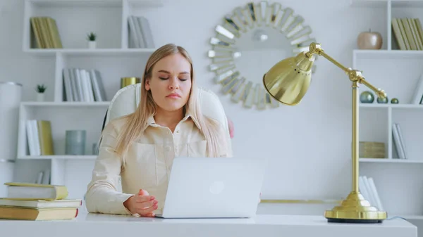 Расстроенная молодая девушка с ноутбуком в домашнем офисе — стоковое фото