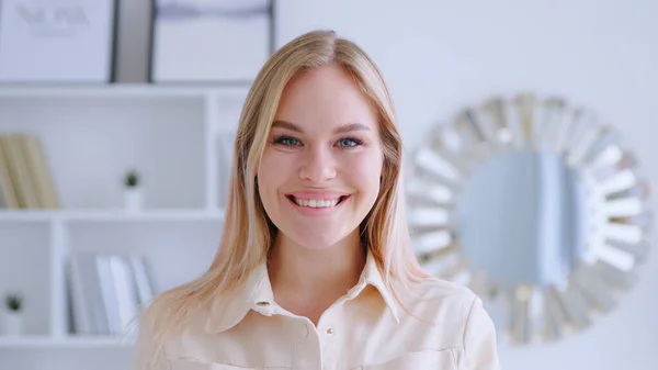 Happy young adult girl looking at camera — Stock Photo, Image