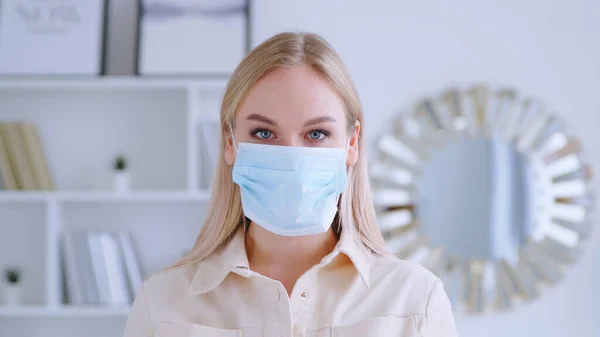 Молода жінка з синьою медичною маскою — стокове фото