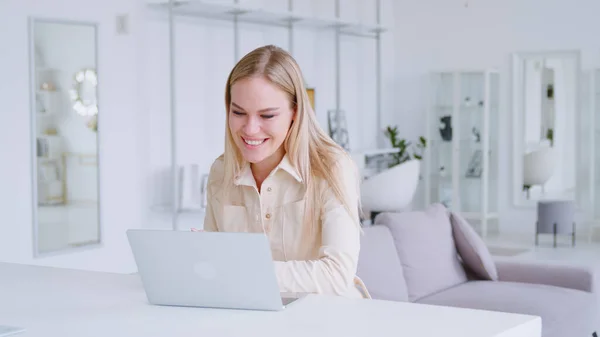 Ragazza sorridente che comunica in diretta video usando computer, microfono e webcam — Foto Stock