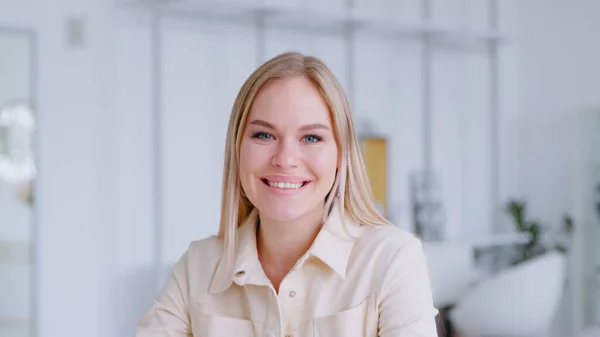 Happy attractive young adult woman model looking at camera — Φωτογραφία Αρχείου