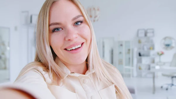 Woman doing video chat for distance communication — Stock Photo, Image