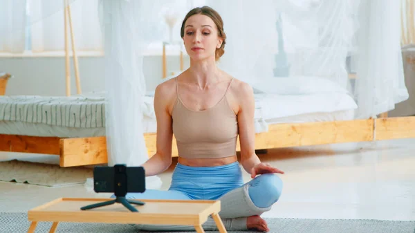Fitness kobieta uczy jogi online do ludzi — Zdjęcie stockowe