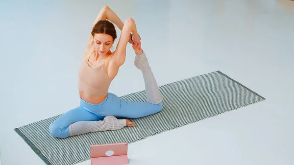 Chica atlética haciendo yoga en el suelo —  Fotos de Stock