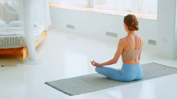 Młody yogist siedzi na podłodze — Zdjęcie stockowe