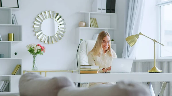 Fată fericită tastând pe laptop la birou — Fotografie, imagine de stoc