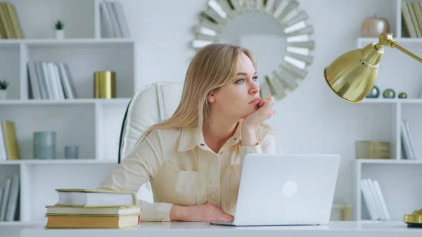 Upprörd ung flicka på jobbet. Olycklig ung flicka — Stockfoto