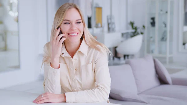 Attractive woman talking on smartphone — Stock Photo, Image