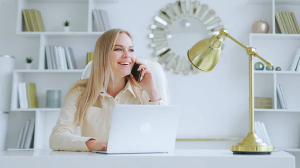 Menina sorrindo jovem falando ao telefone Imagens De Bancos De Imagens Sem Royalties