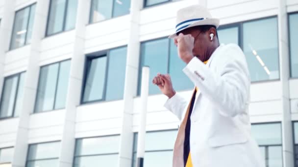 Επαγγελματίας χορευτής με κοστούμι και καπέλο χορεύει ενάντια στο κτίριο — Αρχείο Βίντεο