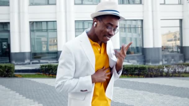 Homme joyeux dans un casque écoute de la musique et exécute la danse — Video