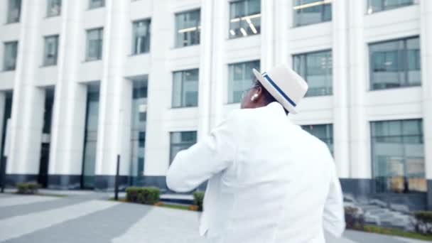 Hombre negro performer en traje blanco con sombrero realiza danza — Vídeos de Stock