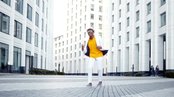 Performer spate experimentat în costum alb se apropie de cameră — Videoclip de stoc