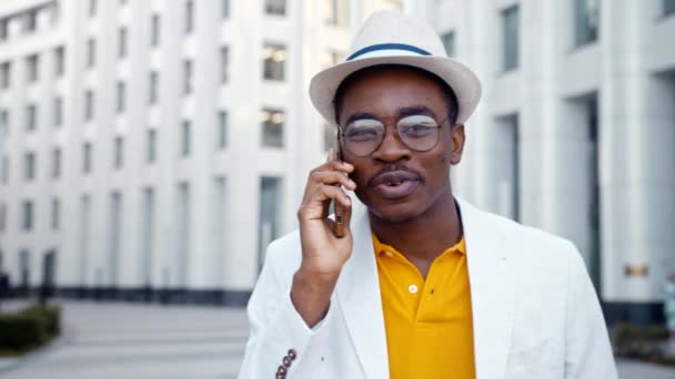 Empresário afro-americano alegre fala em smartphone — Vídeo de Stock