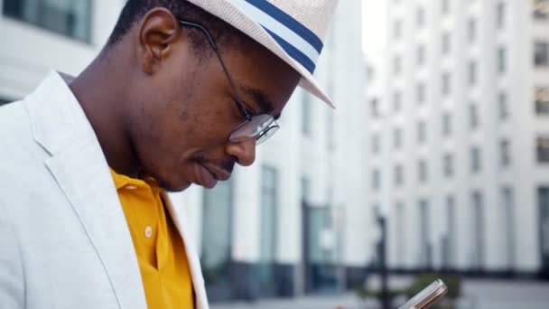 Concentrato afro americano uomo guarda display smartphone — Video Stock