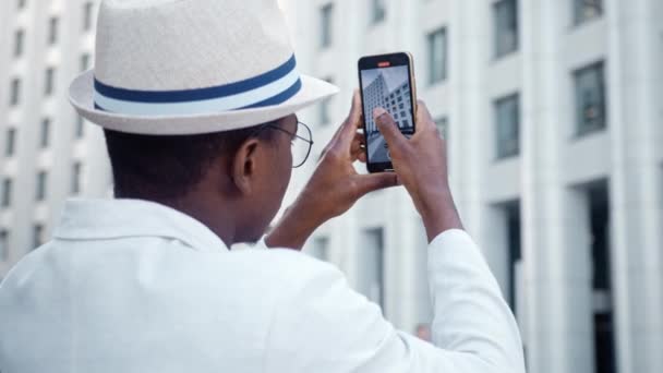 Afroamerikaner im klassischen Anzug macht Panoramafoto — Stockvideo