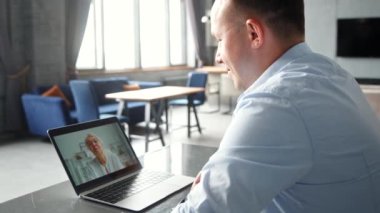 Uzuvları yapay engelli bir adam bayan doktorla konuşuyor.