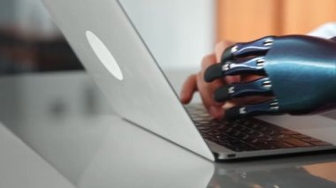 Programcı elleri yapay biyo-protez türünde