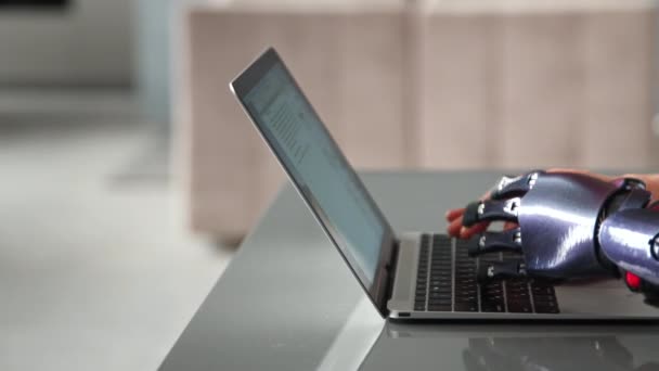 Zwarte bio ledematen prothese en gezonde hand verschijnen over laptop — Stockvideo