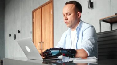 Biyolojik el protez ile pasifleştirilmiş programcı sorunu çözer