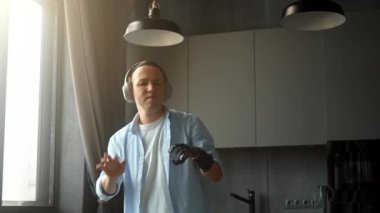 Biyolojik protezi olan neşeli adam piyano çalıyormuş gibi yapıyor.