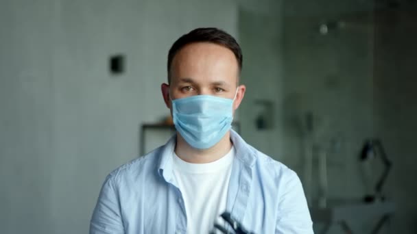 Funktionshindrade kille med bio hand protes tar av blå mask — Stockvideo