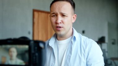 Deneyimli blogcu adam hareketli akışı kaydeder