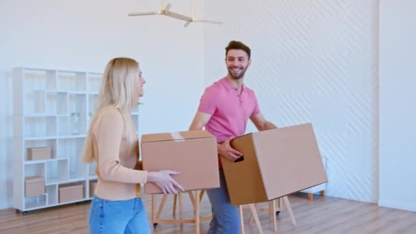 Pareja de chico y rubia dama sostiene cajas de cartón en plano — Vídeos de Stock