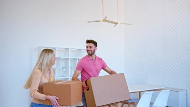 Románticos recién casados ponen grandes cajas de cartón en la pila — Vídeo de stock