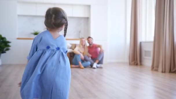 Verbazingwekkend kleuter meisje loopt naar ouders en familie knuffels — Stockvideo