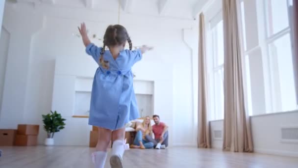 Funny fille préscolaire en robe bleue court aux parents — Video