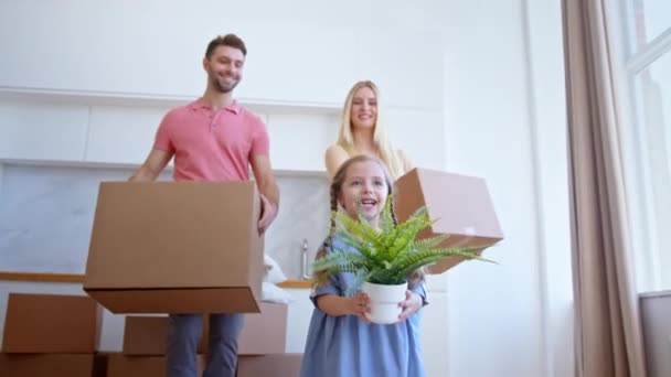 Les parents et la fille heureux déménagent dans un nouvel appartement — Video