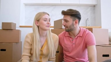 Aşık bir çift kadın ve erkek düz bakar ve el sallar.