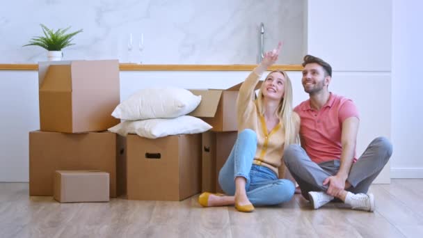 Nieuwe appartement eigenaren dame en man bespreken flat design — Stockvideo