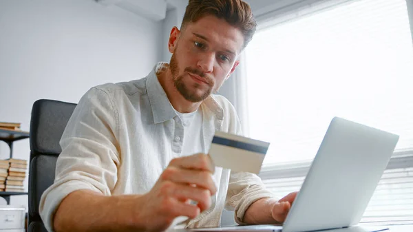 Company freelance bearded manager types yellow card number — Stock Photo, Image