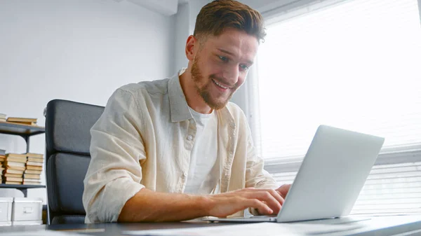 Analista de banco profissional freelancer prepara contrato de digitação on-line no laptop sentado à mesa — Fotografia de Stock