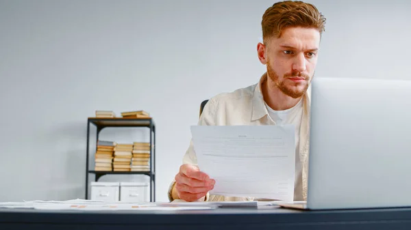 Professionele accountantscontroles ter vergelijking van papieren verslagen en digitale informatie — Stockfoto