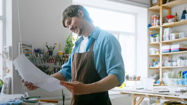 Çizimleri olan genç bir adam.